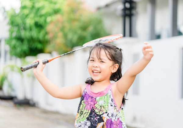 Hướng dẫn cách chọn vợt cầu lông trẻ em phù hợp nhất cho bé!