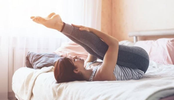 Tư thế tam giác trên giường đem đến cảm giác thoải mái