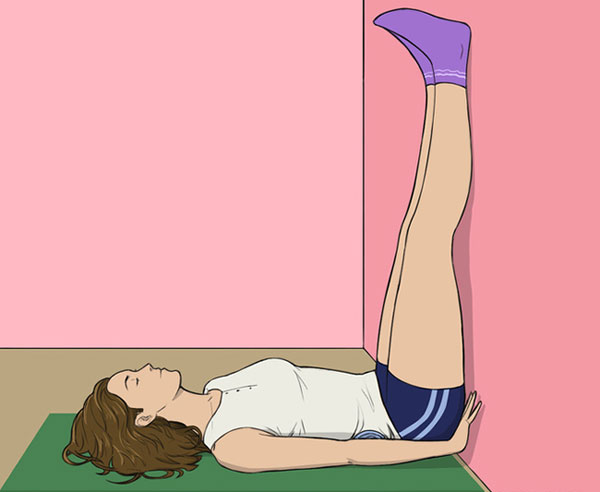 Bài tập giảm mỡ bụng trên giường - Gác chân lên tường