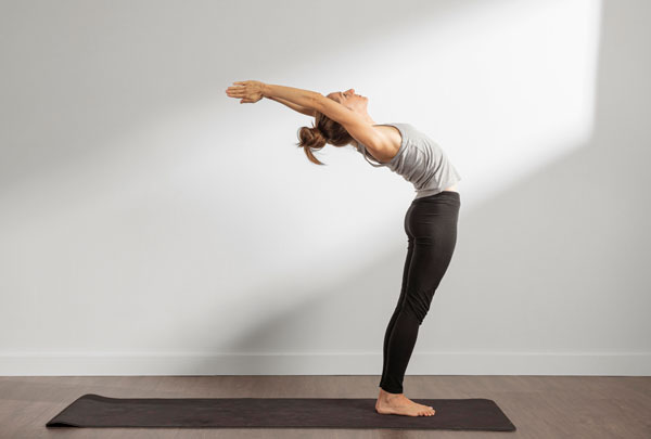 Động tác 2: Tư thế Trái Núi Giơ Tay - Hasta Uttanasana