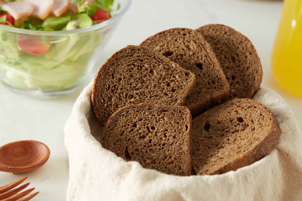 Ăn bánh mì nguyên cám vào buổi sáng giảm cân tốt nhất 