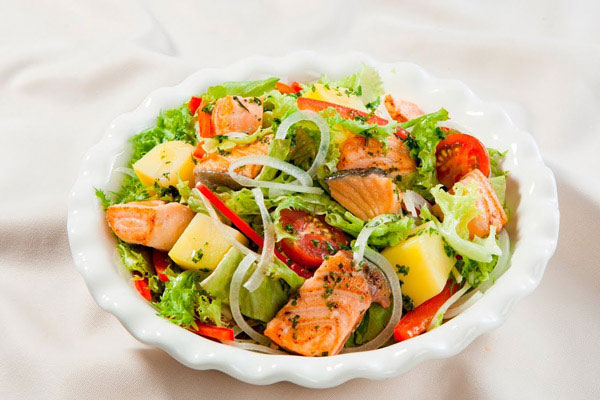 Salad cá hồi kèm rau củ quả
