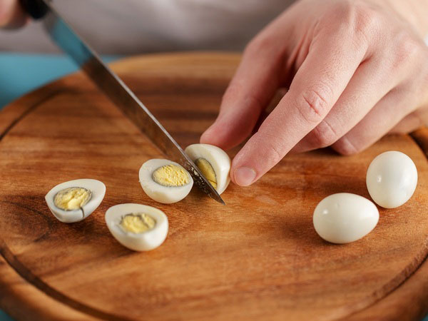 Làm sao để tính lượng calo trong một bữa ăn có chứa trứng cút?