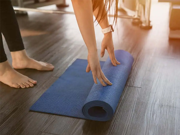 Cách trải thảm tập yoga đúng cách