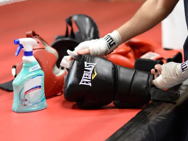 5 cách vệ sinh găng tay boxing đúng cách, khử mùi hiệu quả