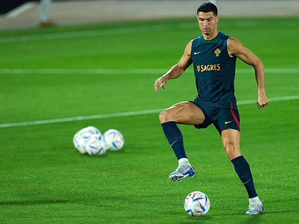 Ronaldo là cầu thủ soccer bổng cao nhất