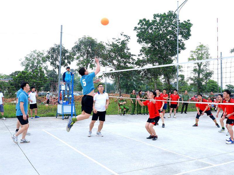 Đảm bảo rằng tay di chuyển dứt khoát, linh hoạt, và duỗi thẳng khi tiếp xúc bóng