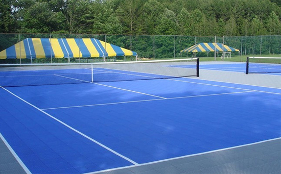 Sân tennis làm từ thảm sân ngoài trời