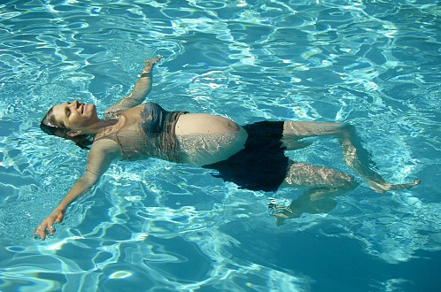 Bơi lội có tốt cho bà bầu không? bà bầu cần chú ý gì khi đi bơi?