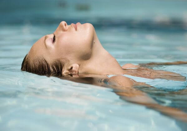 Bơi ngửa đem lại cảm giác thả lỏng hoàn toàn