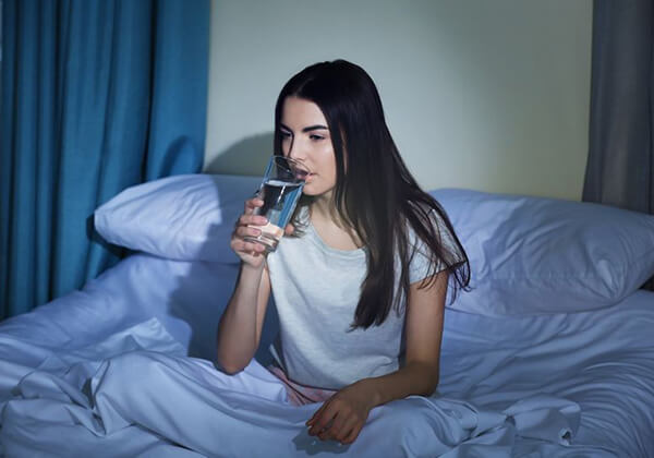 Uống nước ban đêm có tốt không? Những nguy cơ tiềm ẩn