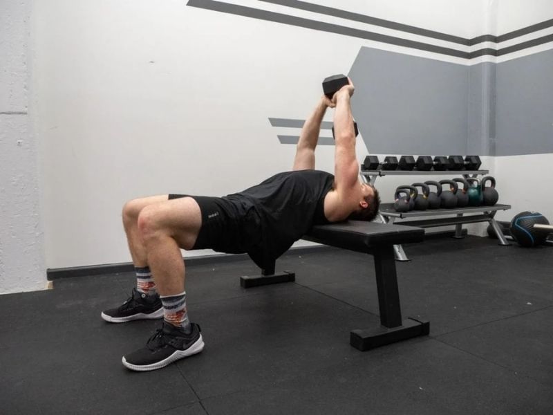 Khi đưa tạ qua đầu, nếu cơ lõi không được giữ ổn định, cột sống có thể bị cong