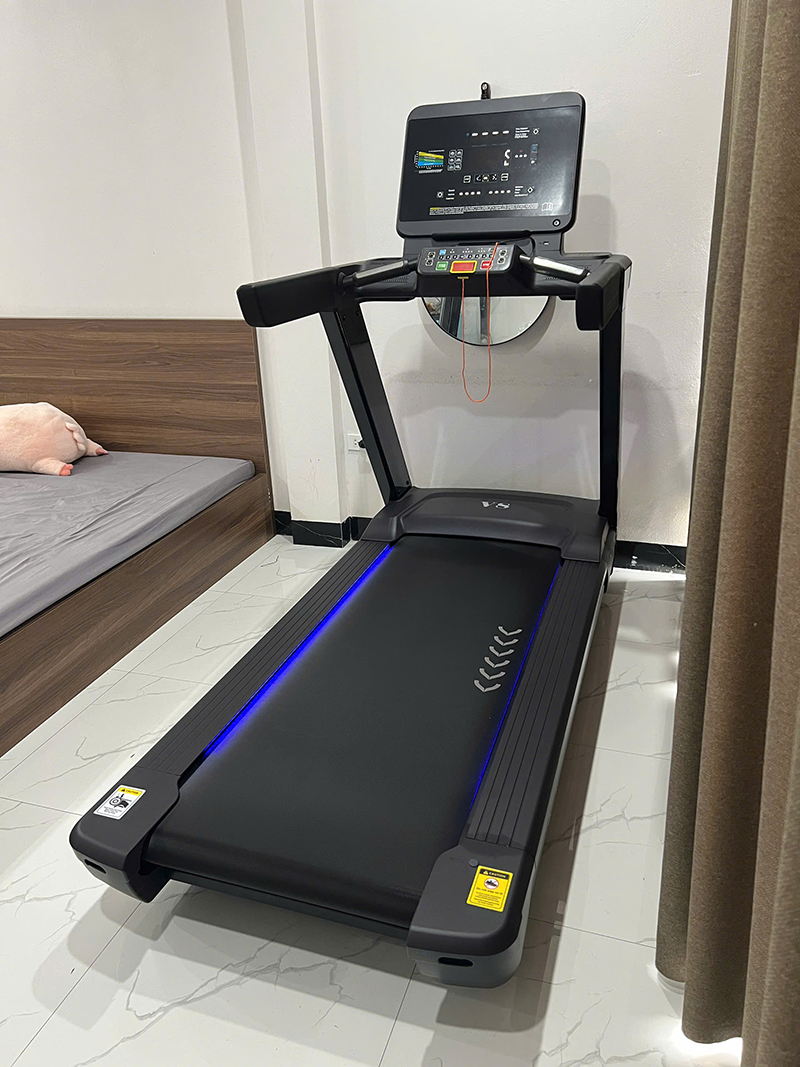 Hình ảnh thực tế máy chạy bộ điện phòng Gym v8 lắp tại phòng ngủ cho khách hàng