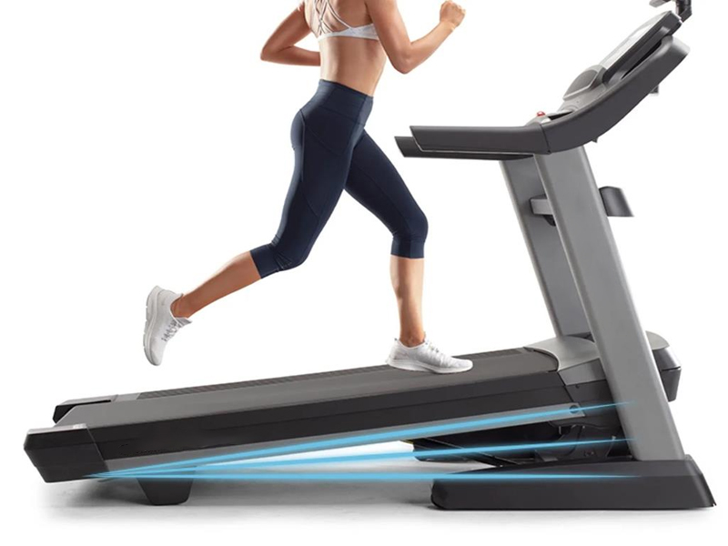 Không đu người khi chạy trên máy chạy bộ đa năng tại nhà