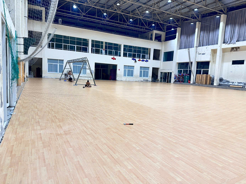 Sửa chữa nền sân và thi công thảm sàn đa năng 960m tại Hải Dương 