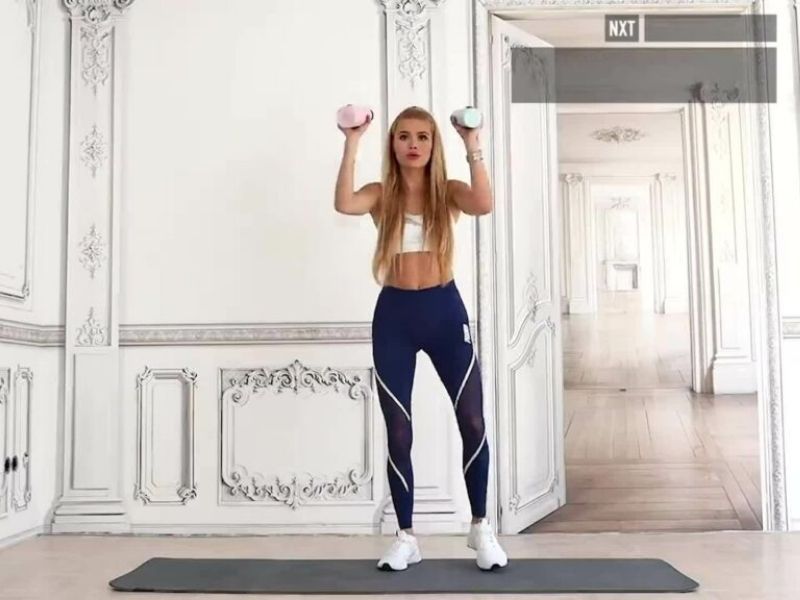 Hướng dẫn cách tập cổ tay bằng chai nước để chơi cầu lông