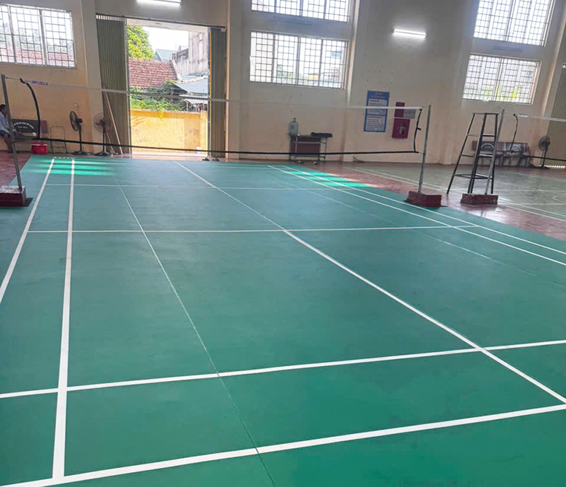 Thi công thảm sân cầu lông tại Trường THCS Thị trấn Tân Thanh, Hà Nam