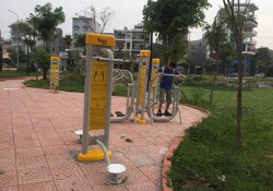 Lắp đặt dụng cụ thể thao ngoài trời ở công viên TP Bắc Giang