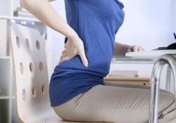 Ngồi lâu bị đau lưng: Nguyên nhân và cách phòng tránh