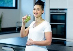 Uống nước mía thai nhi có tăng cân không? Bầu uống tốt không?